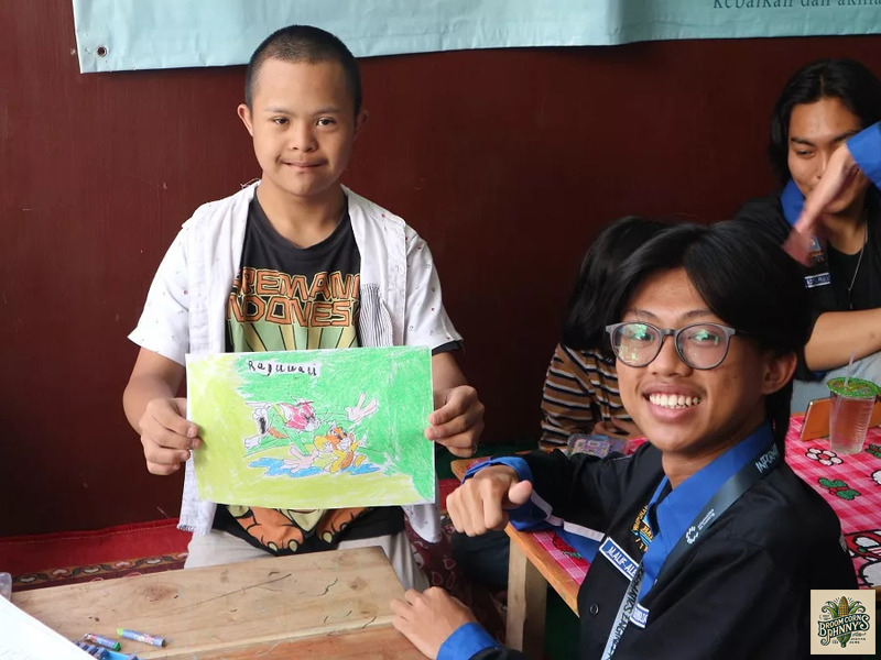 Intip Keseruan Anak Sekolah Luar Biasa Membuat Kerajinan Tangan (DIY)