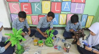 Kegiatan Anak Sekolah Membuat Kerajinan Tangan, Simak Keseruannya