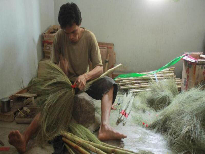 Tutorial Kerajinan Sapu Rayung dari Bahan Rumput Gelagah