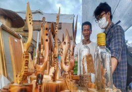 Kerajinan Kujang Kayu Pinus Kreasi Warga Bandung, Miniatur Senjata Khas Jawa Barat