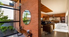 Teras rumah bata merah