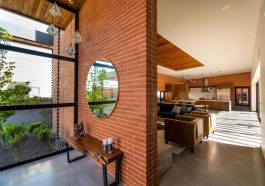 Teras rumah bata merah