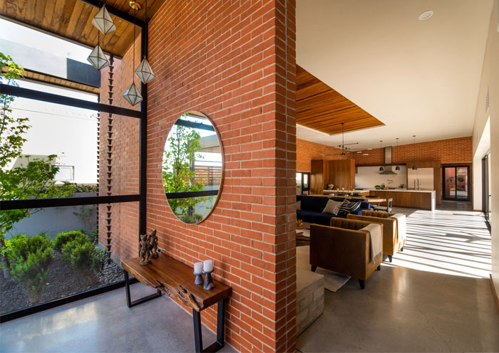 Teras rumah bata merah