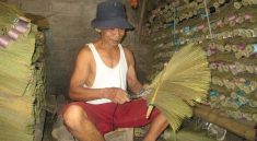 Seni Mengikat Sapu: Teknik Tradisional yang Tetap Bertahan