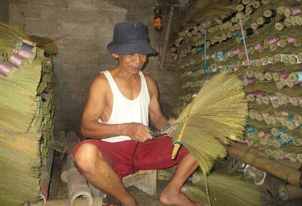 Seni Mengikat Sapu: Teknik Tradisional yang Tetap Bertahan