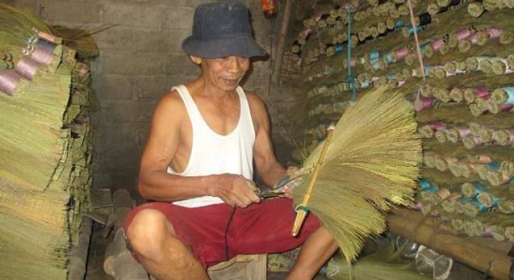 Seni Mengikat Sapu: Teknik Tradisional yang Tetap Bertahan