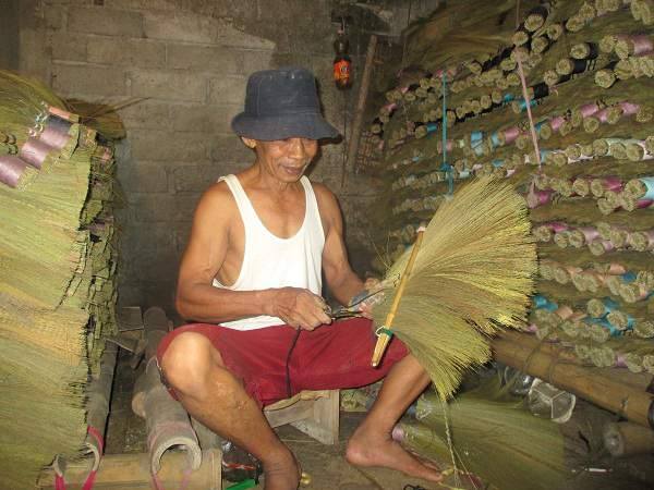Seni Mengikat Sapu: Teknik Tradisional yang Tetap Bertahan
