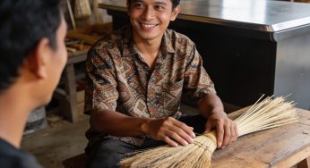 Di Tengah Invasi Plastik, Bisnis Kerajinan Sapu Tradisional Justru Bertahan