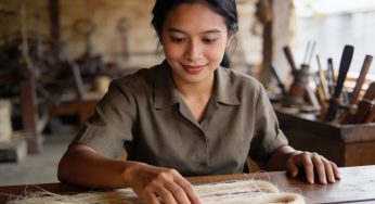 Eksperimen Membuat Kerajinan Sapu Tradisional dari Bahan Alam Mentah