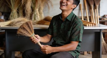 Fenomena Baru: Sapu Lidi Jadi Favorit Souvenir Pernikahan